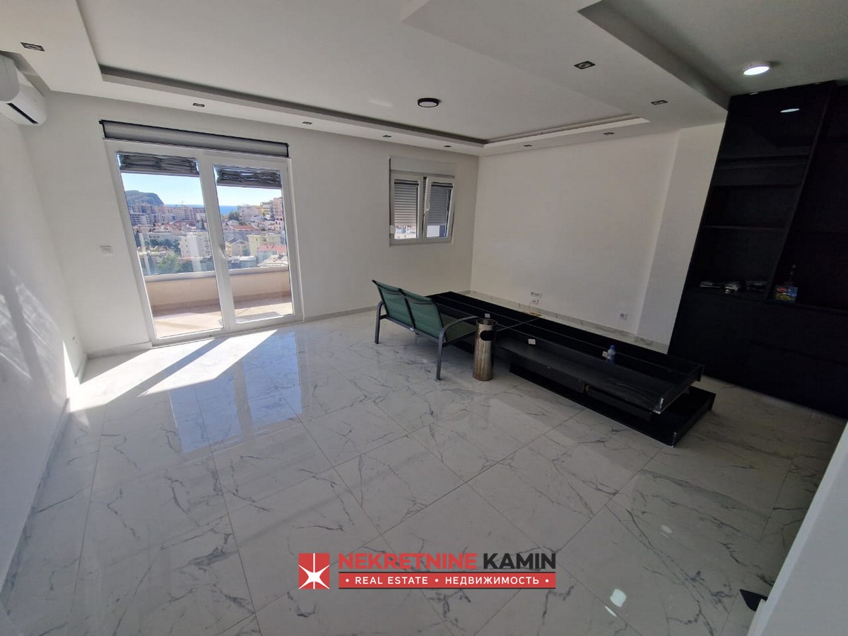 Izdaje se trosoban stan sa tri kupatila 107m2 u kompleksu Old Bakery, Budva